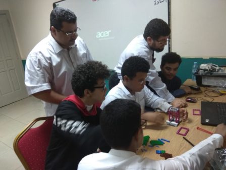 طلاب القسم الثانوي والتدريب على الروبوت